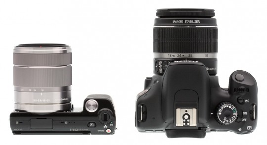 Sony NEX-5 (kiri) memiliki badan kamera yang sangat mungil, tapi lensanya hampir sebesar lensa kamera DSLR
