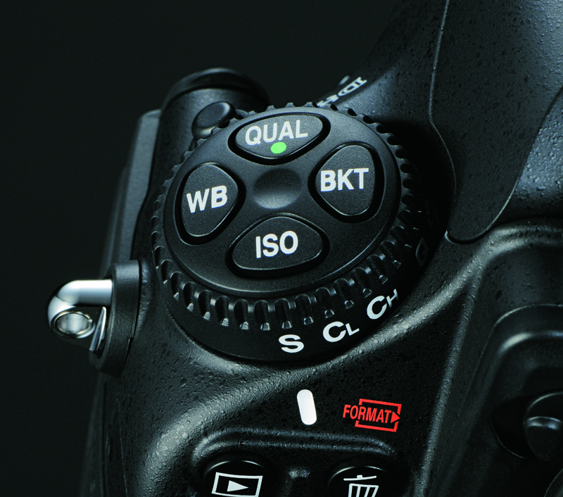 Cari fungsi Auto di kamera DSLR canggih Nikon D800? Sayang sekali, gak ada tuh, yang ada tombol2 fungsi lainnya.