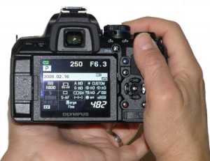 Olympus E-620 termasuk salah satu kamera DSLR termungil