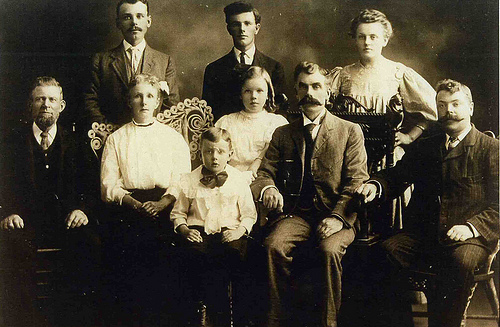 Foto keluarga jaman dulu ini terlihat solid karena jenis pakaian yang dipakai dan di proses monokrom / hitam putih-sepia