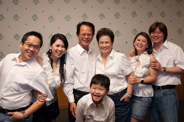 Pakaian yang sama dan ekspresi muka yang sama akan membuat foto keluarga menjadi menarik dan solid - foto oleh Enche Tjin