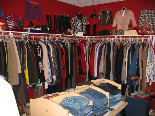 Bandingkan dengan toko pakaian bekas: Barang-barangnya banyak dan rapat, pilihan warnanya banyak dan saturasinya cukup tinggi. Barang yang dijual banyak variasinya