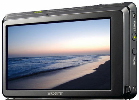 Layar lcd pada kamera saku kamera Sony ini cukup besar dan punya teknologi touchscreen
