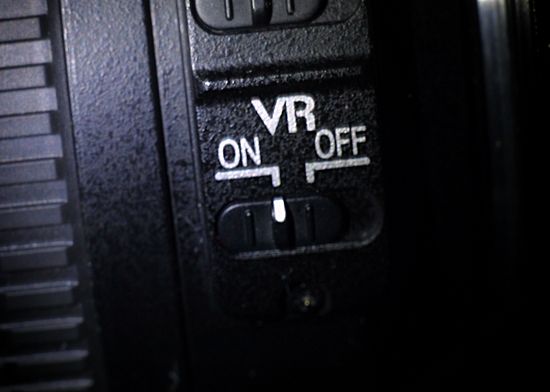 Tuas VR (Vibration Reduction) di lensa Nikkor.