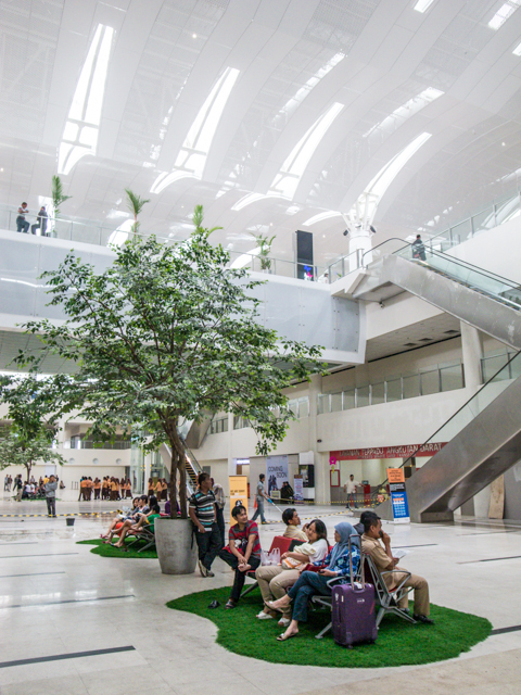 Interior Bandara Kuala Namu yang didominasi oleh warna putih dan kaca memberikan kesan modern. 