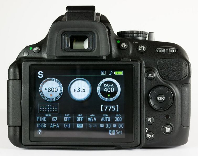 Nikon D5200 memiliki tampilan LCD yang lebih ilustratif sehingga mempermudah untuk belajar fotografi