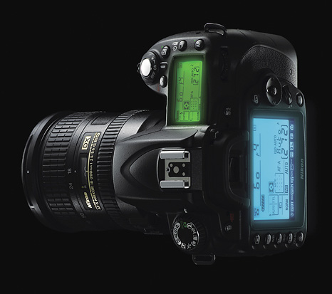 Keunggulan Nikon D90 yang paling jelas yaitu dari fisiknya yang memiliki LCD tambahan dan tombol-tombol yang lebih lengkap