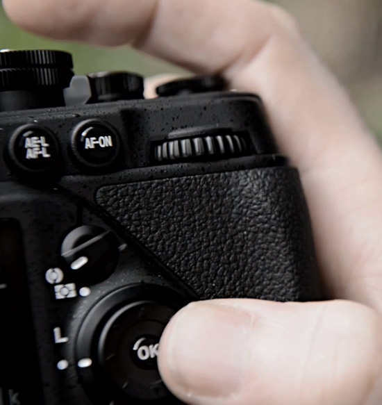 Kelengkapan tombol dan roda kendali setara dengan kamera canggih Nikon seperti Nikon D700 dan D800