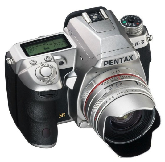 Pentax K3 edisi silver dengan lensa lebar pancake silver 15mm f/4