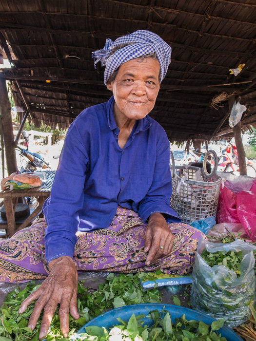 Penjual sayuran di pasar tradisional Kamboja. Meskipun miskin, tapi nenek ini tetap happy dalam menjalani hidup. ISO 160, 28mm (ekuiv. FF, f/2.5, 1/90 detik). Dengan kamera compact saya bisa membuat foto yang lebih intimate tanpa mengintimidasi subjek foto.