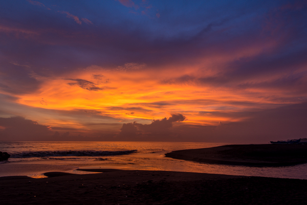 Sunset dan Sunrise di Bali biasanya sangat dramatis