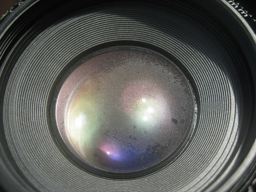 Lensa berembun berpotensi merusak lensa dan menimbulkan jamur