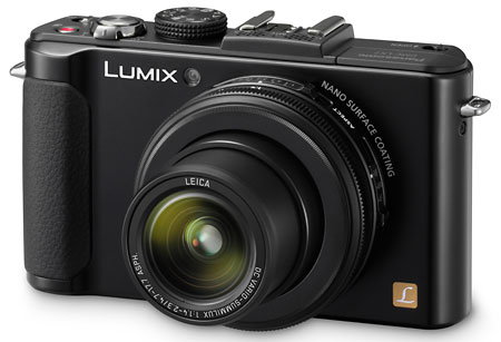 Lumix LX7 ini memiliki lensa dengan bukaan sangat besar yaitu f/1.4-2. Ideal buat motret di indoor yang gelap.