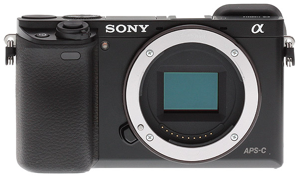 Sony A6000 sebenarnya adalah penerus dari NEX 6 & 7. Lensa E-mount NEX bisa dipasangkan tanpa efek samping