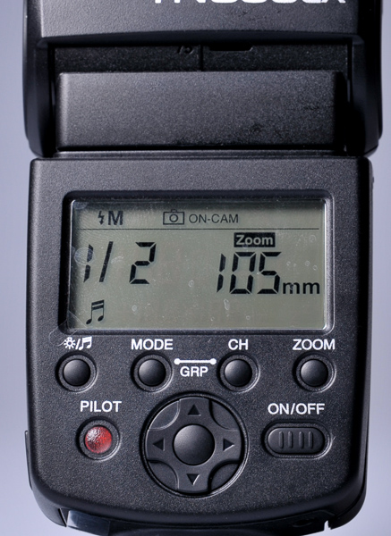 Mode manual saat dipasang diatas kamera. Kepala flash bisa dizoom dari 24-105mm secara manual. Pilih sesuai dengan jarak fokus lensa yang sedang digunakan.