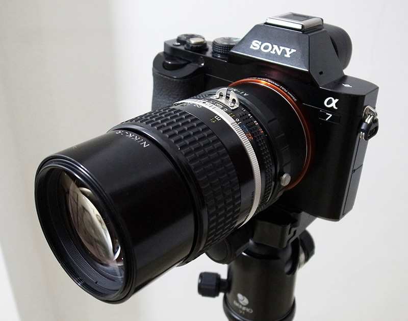 Nikon 135mm f/2.8 dipasang ke Sony A7 dengan adapter
