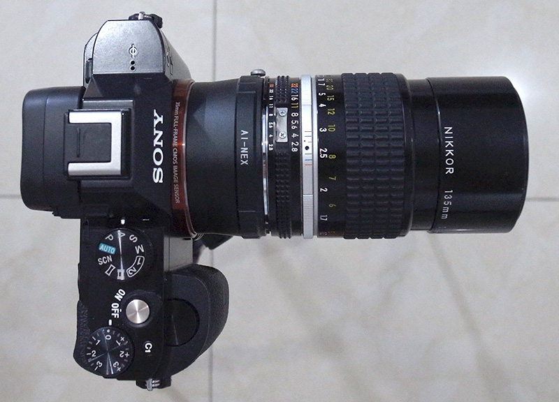 Sony A7 dan Nikon 135mm dengan adapter dilihat dari atas