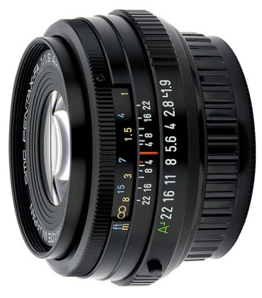 Pentax 43mm f/1.9 adalah lensa fix normal yang sangat akurat di jaman film, dan masih bisa dipakai di era digital. Tapi sayangnya, Kamera DSLR Pentax tidak ada yang bersensor full frame, sehingga saat dipasang di kamera DSLR sekarang, menjaid tidak normal lagi karena terkrop 1.5X