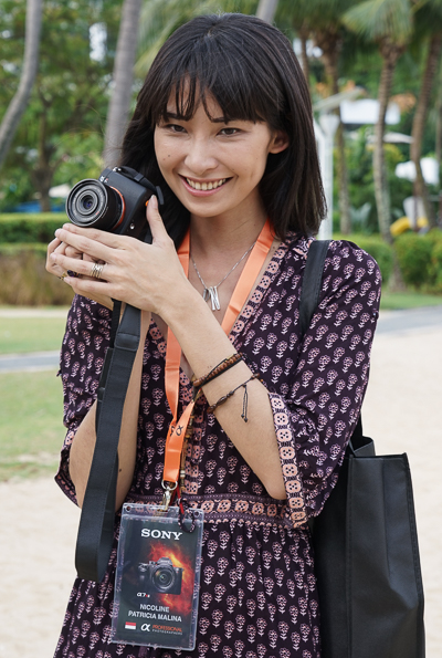 Fotografer fashion terkenal Nicoline Patricia Malina berpose dengan sony A7R mk II dan lensa Sony Zeiss 35mm f/2.8. Ukuran yang ringkas tapi kualitasnya sangat bagus menjadi daya tarik utama sistem mirrorless full frame Sony ini.