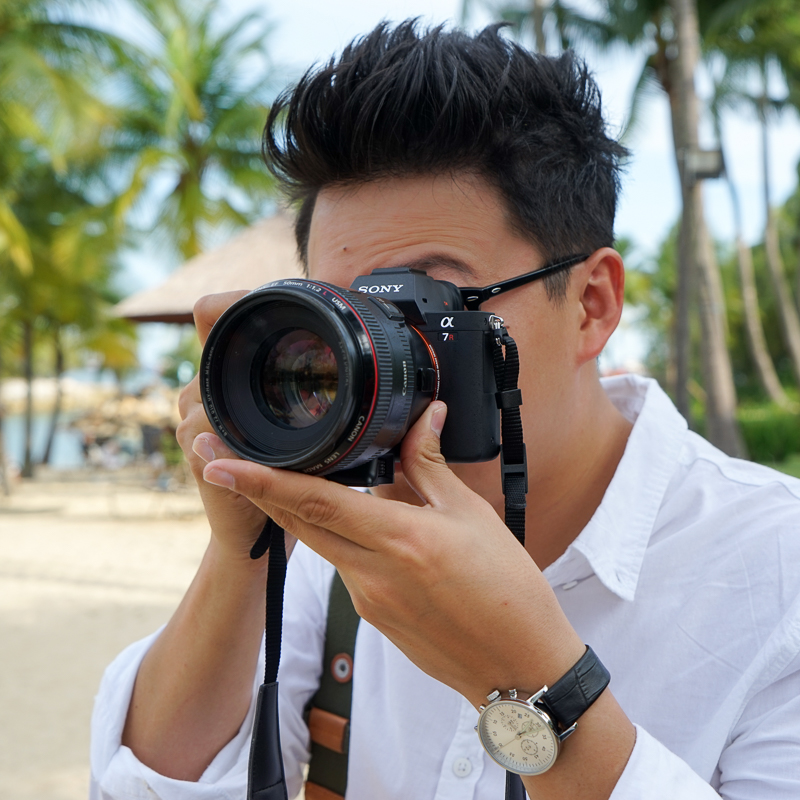 Fotografer pro Benny Lim sedang mencoba A7R mk 2 dengan lensa Canon 50mm f/1.2L. Autofokusnya terasa cepat daripada di body Canon, komentarnya sesaat setelah menguji .