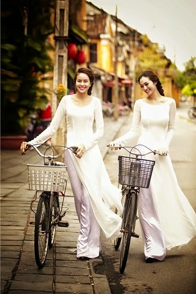 Ilustrasi wanita Vietnam dengan pakaian tradisional Ao Dai.