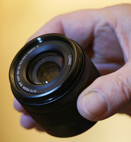 Lensa telefoto 35-100 f/3.5-5.6 (ekuivalen 70-200mm). Bisa sekecil ini karena ukuran sensor m43.