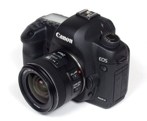 Canon 5D mk II dengan 28mm f/2.8 IS. Dengan adanya stabilizer dan bukaan besar, mengurangi keperluan mengunakan tripod saat jalan-jalan.